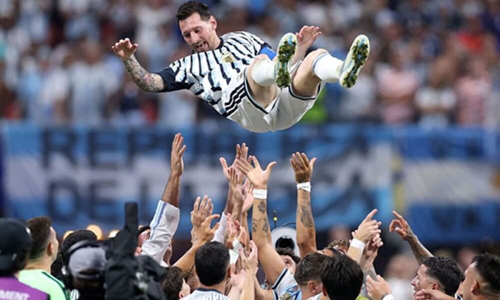 Argentina celebra su clasificación para cuartos manteando a Messi