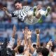 Argentina celebra su clasificación para cuartos manteando a Messi