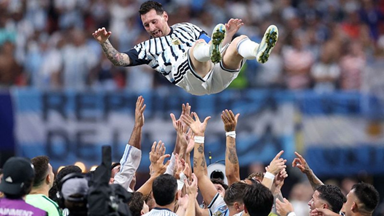 Argentina celebra su clasificación para cuartos manteando a Messi