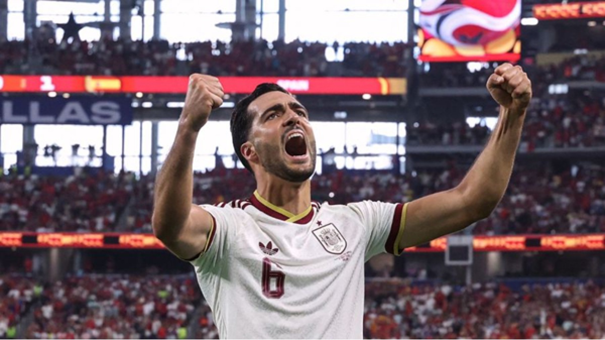 Mikel Merino lleva a España a cuartos con un gol en el tiempo añadido